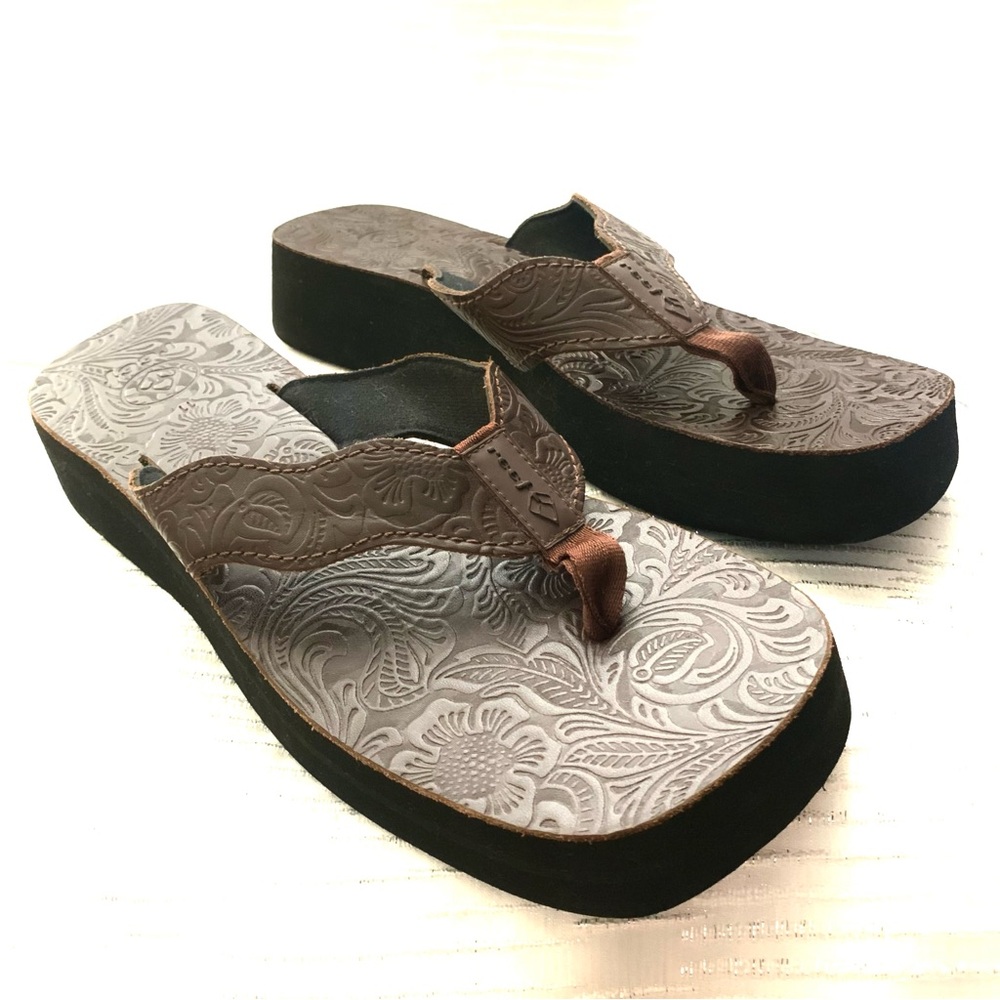 Classic Reef Platform Sandals in Detailed Brown Faux Leather